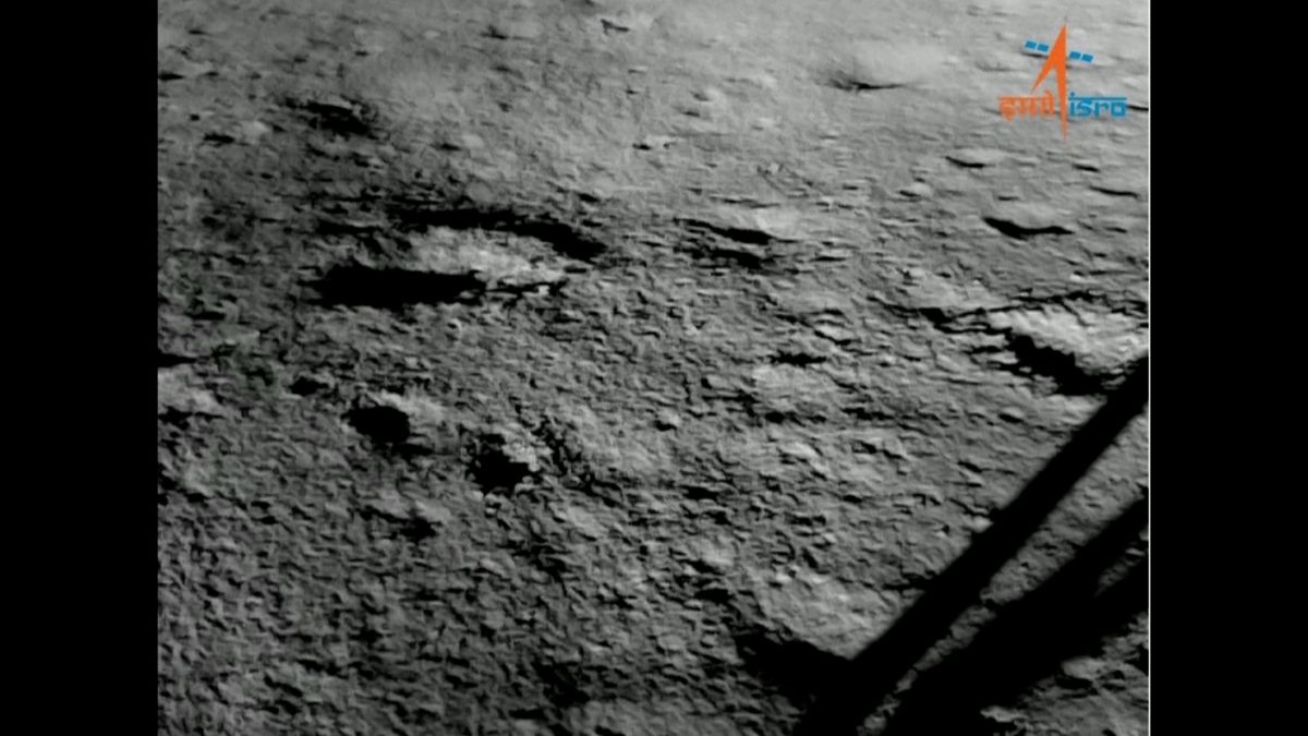 Krok ke kolonizaci? Indický rover Moudrost může na lunárním povrchu najít zmrzlou vodu